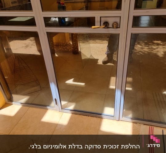 דלת זכוכית עם ידית מתכת ומנעול